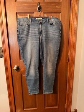 Signature by Levi Strauss Women’s Skinny Jeans - Light Blue Wash